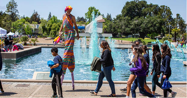 HandsOnTheArts_stiltwalker